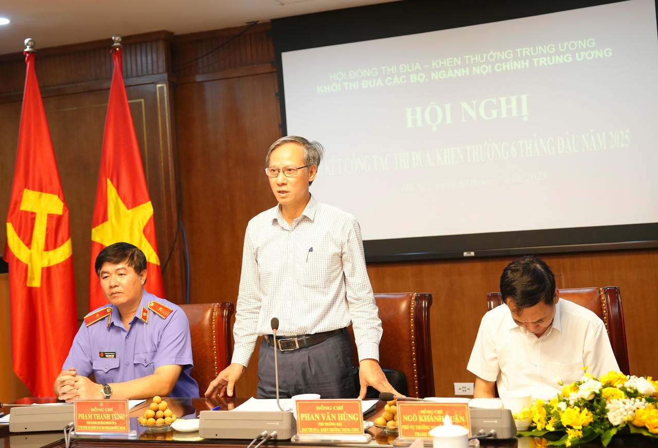 Phó Trưởng ban Ban Thi đua - Khen thưởng Trung ương Phan Văn Hùng kết luận Hội nghị.