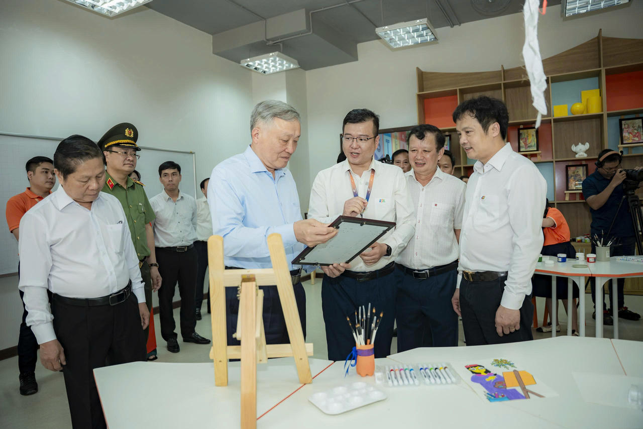 Phó Thủ tướng Thường trực Chính phủ Nguyễn Hòa Bình tham quan cơ sở vật chất Tổ hợp Giáo dục FPT  