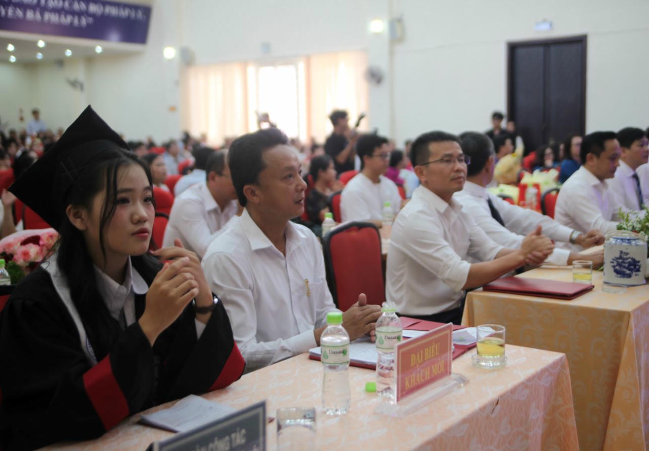 Các đại biểu dự Lễ tốt nghiệp.