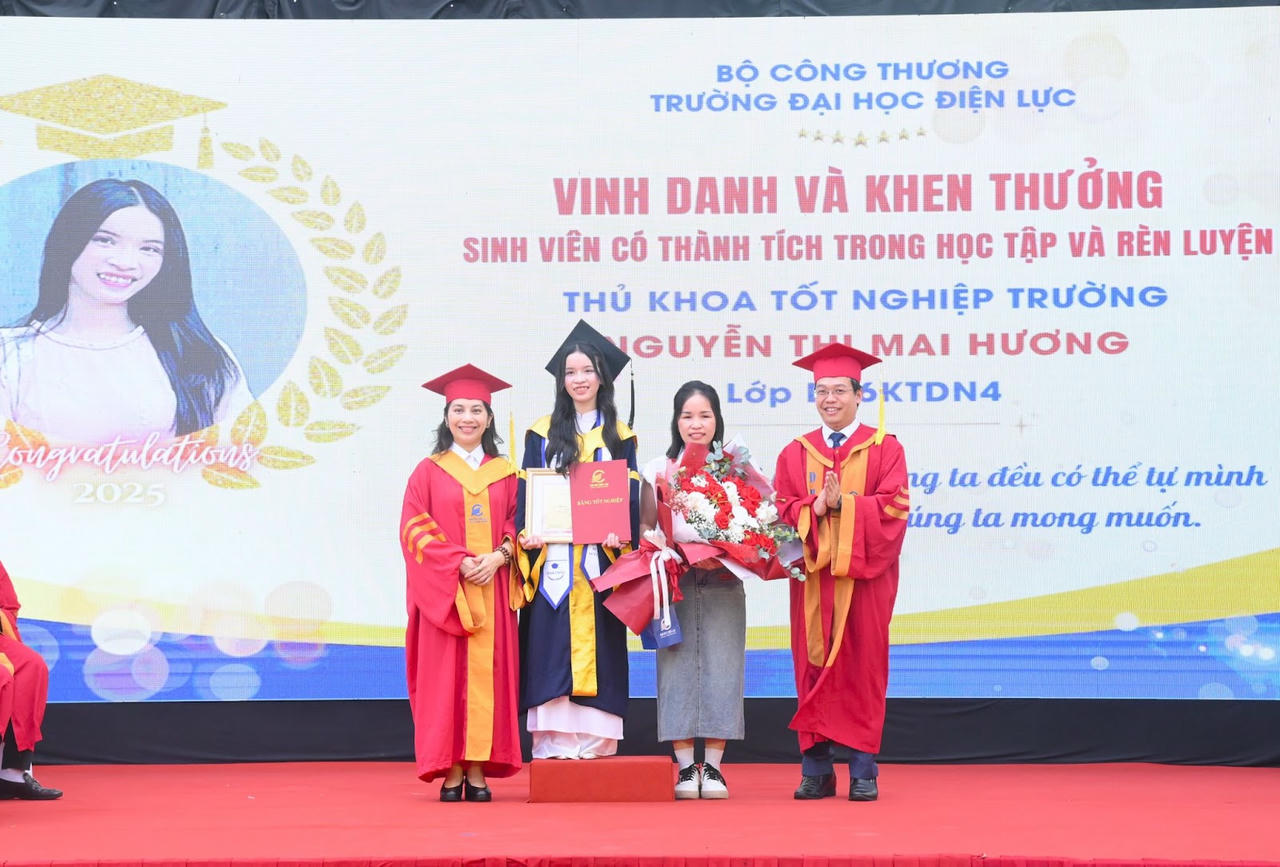 TS. Dương Trung Kiên - Phó Hiệu trưởng và PGS.TS Nguyễn Tố Tâm - Trưởng khoa Khoa Kế Toán - Tài chính trao bằng tốt nghiệp và chúc mừng thủ khoa Trường Nguyễn Thị Mai Hương, sinh viên lớp D16KTDN4, khoa Kế toán - Tài chính.
