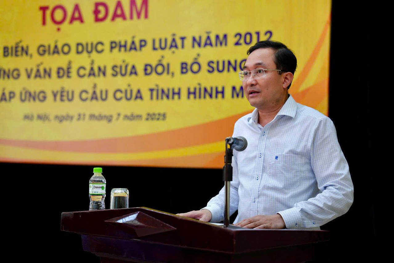 Phó Cục trưởng Cục PBGDPL và trợ giúp pháp lý Phan Hồng Nguyên báo cáo dẫn đề.