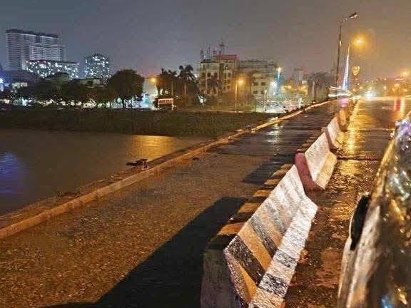 Giông lốc cuốn sập lan can và hệ thống chiếu sáng cầu Thái Bình, tỉnh Hưng Yên