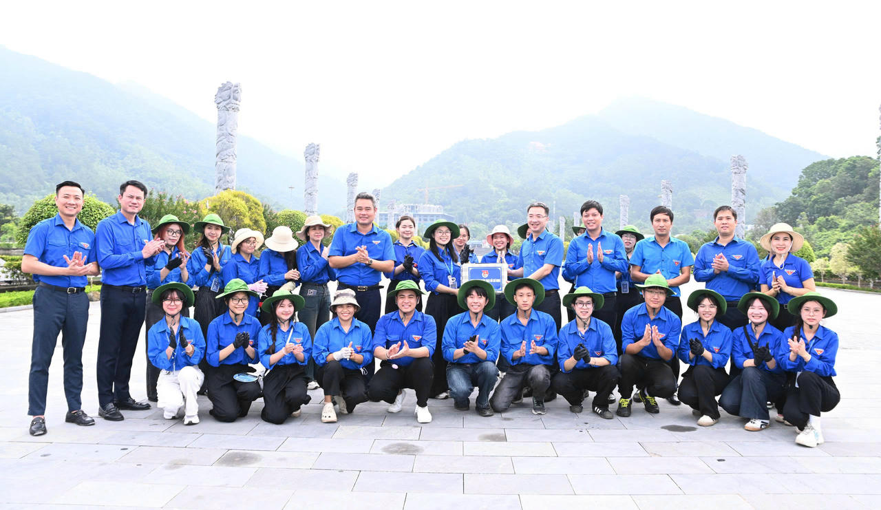 Thanh niên tình nguyện 'vượt nắng, thắng mưa' cùng đường dây 500kV