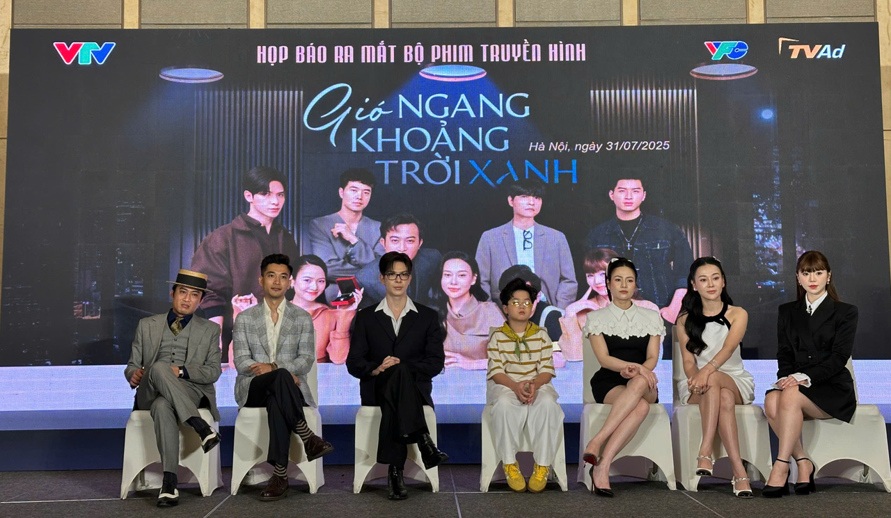 Đạo diễn Lê Đỗ Ngọc Linh cùng các diễn viên trong phim (ảnh VFC).