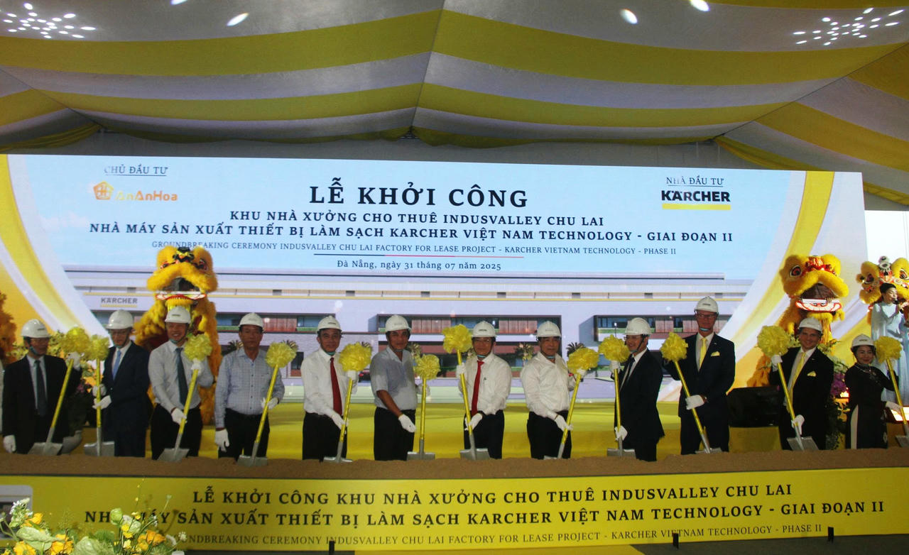 Các đại biểu tham gia nghi thức khởi công dự án. 