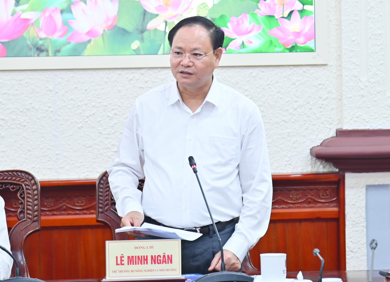 Thứ trưởng Bộ Nông nghiệp và Môi trường Lê Minh Ngân phát biểu tại Toạ đàm.