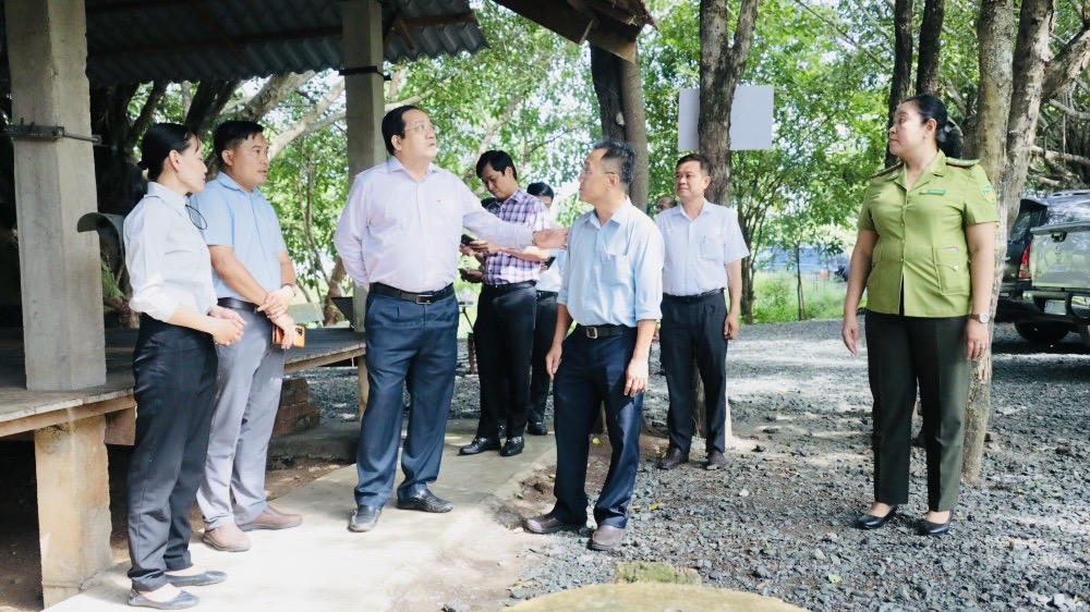 Phó Chủ tịch UBND tỉnh Nguyễn Minh Lâm (thứ ba từ trái) nghe báo cáo về công tác bảo vệ rừng tại Vườn Quốc gia Lò Gò - Xa Mát.