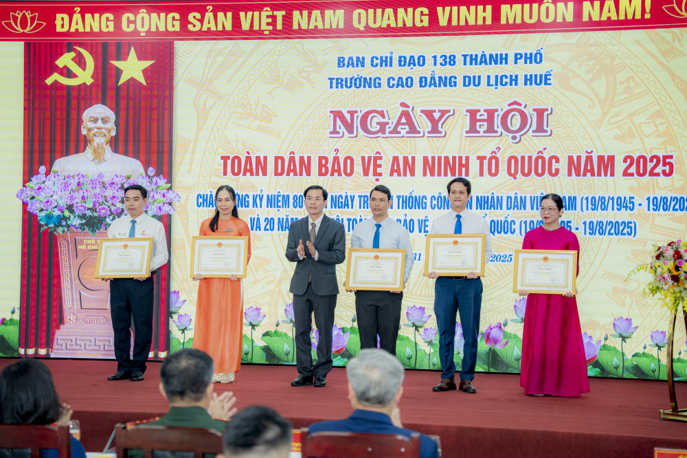 Thượng tướng Lê Quốc Hùng – Thứ trưởng Bộ Công an trao quà cho lực lượng tham gia bảo vệ an ninh trật tự ở cơ sở.