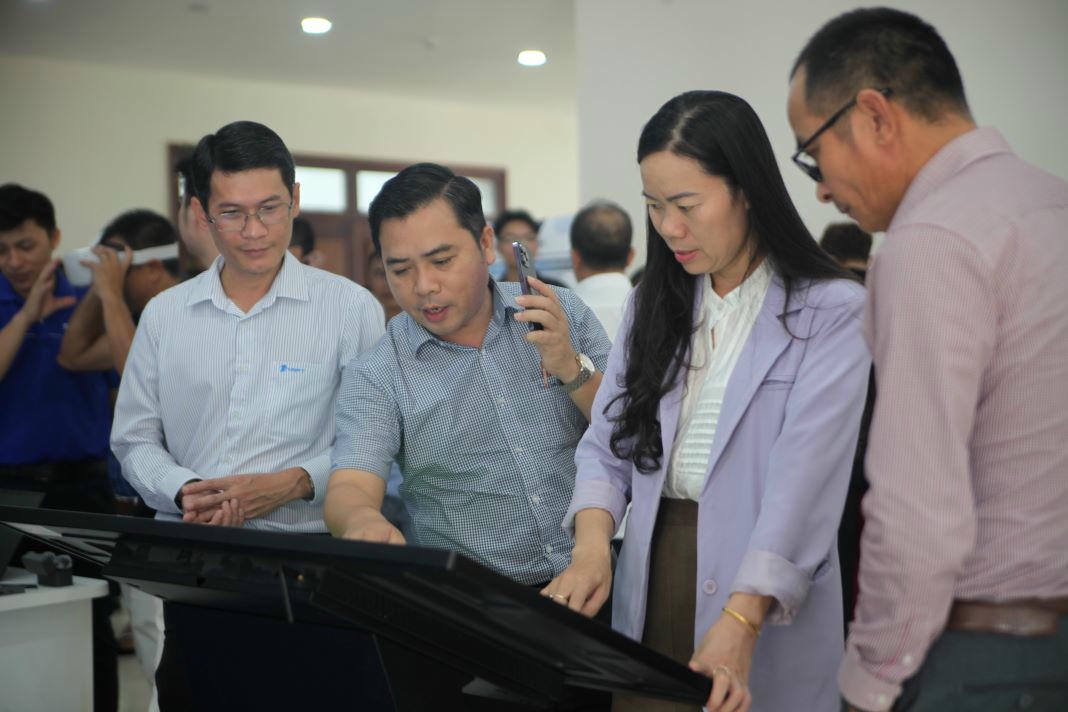 Đại biểu tham quan khu trưng bày sản phẩm công nghệ số 