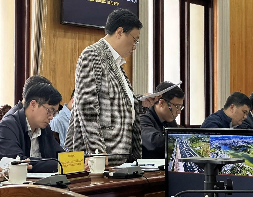 Đại diện Ban quản lý dự án xây dựng tỉnh Lâm Đồng nêu những khó khăn, vướng mắc liên quan dự án cao tốc Tân Phú - Bảo Lộc.