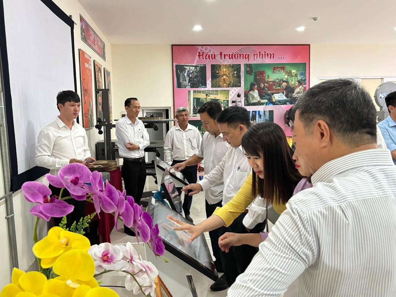 Đại biểu tham quan khu trưng bày sản phẩm công nghệ số 