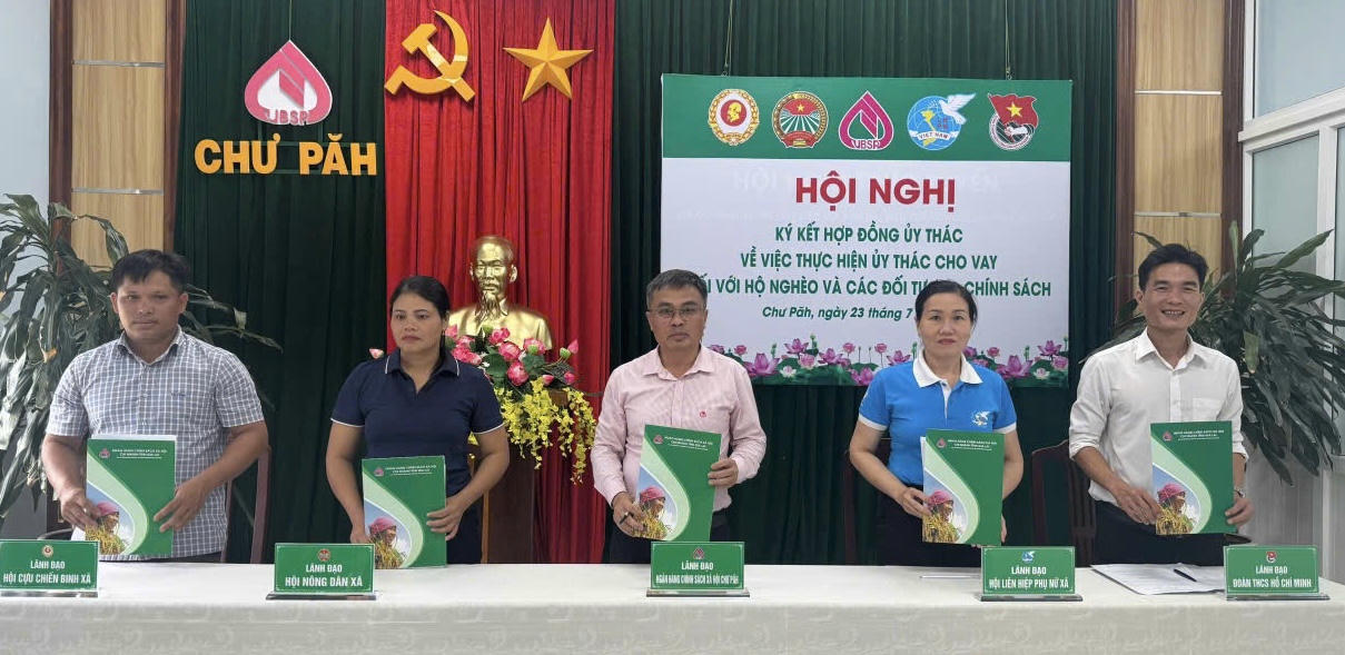 Phòng giao dịch NHCSXH Chư Păh ký kết hợp đồng ủy thác cho vay đối với hộ nghèo và các đối tượng chính sách khác.