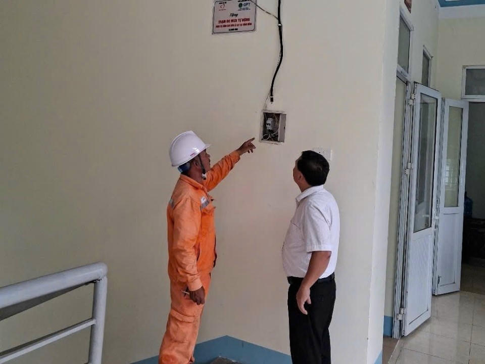 Đội QLĐLKV Đoàn kết kiểm tra công tác đảm bảo cấp điện tại trụ sở phường Tân Phong – Tỉnh Lai Châu