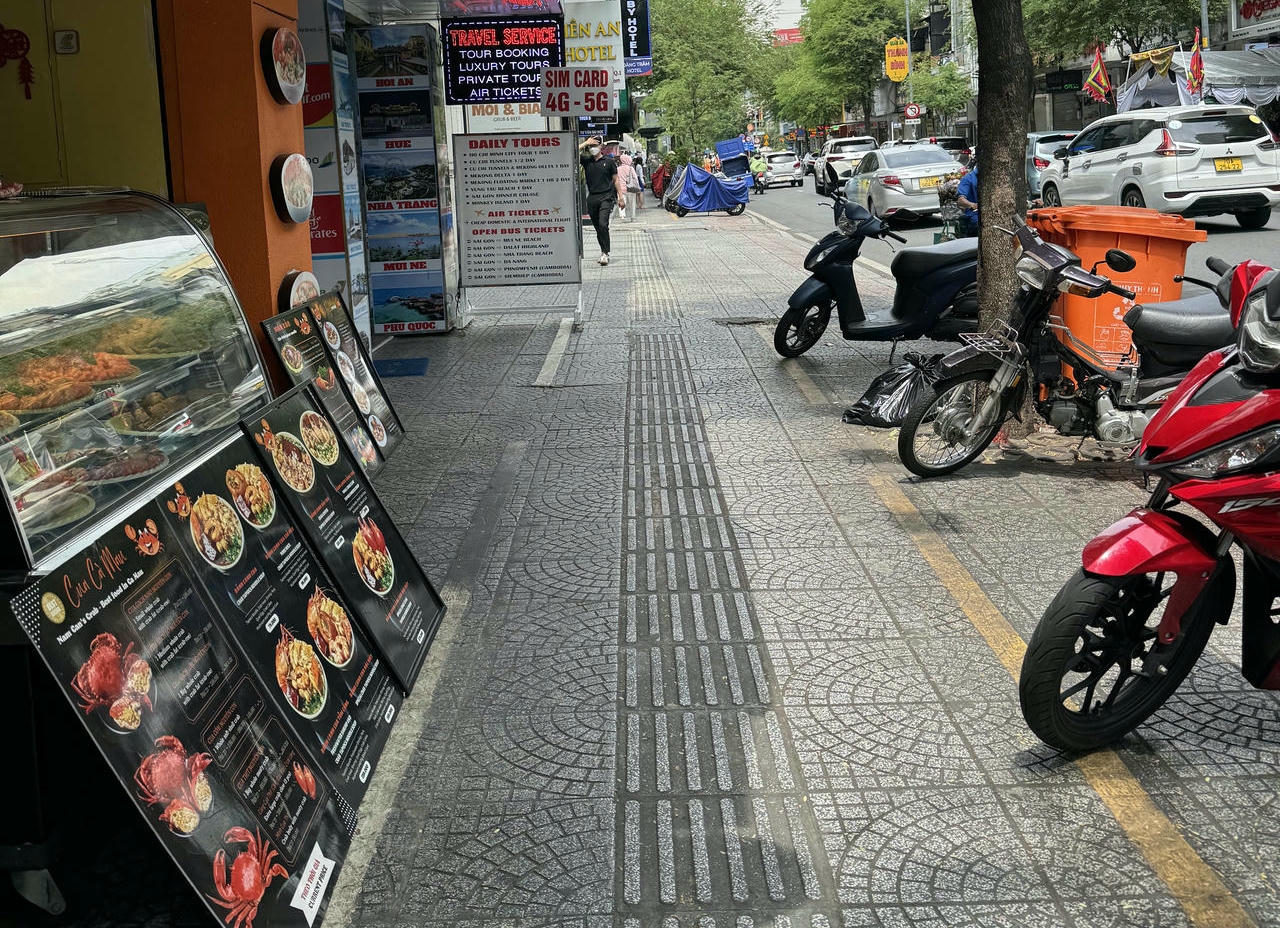 TP HCM tạm dừng thu phí sử dụng vỉa hè