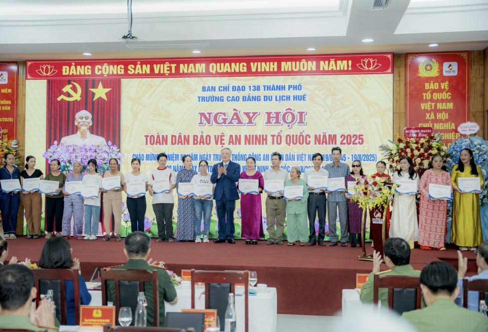 Phó Thủ tướng Thường trực Nguyễn Hòa Bình trao tặng các phần quà cho các hộ gia đình có hoàn cảnh khó khăn.