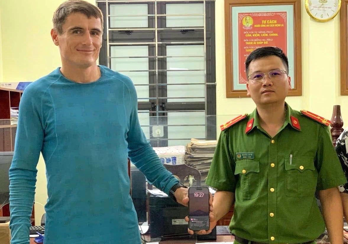 Trao trả tài sản giá trị lớn cho du khách Ukraine đánh rơi ở Ninh Bình