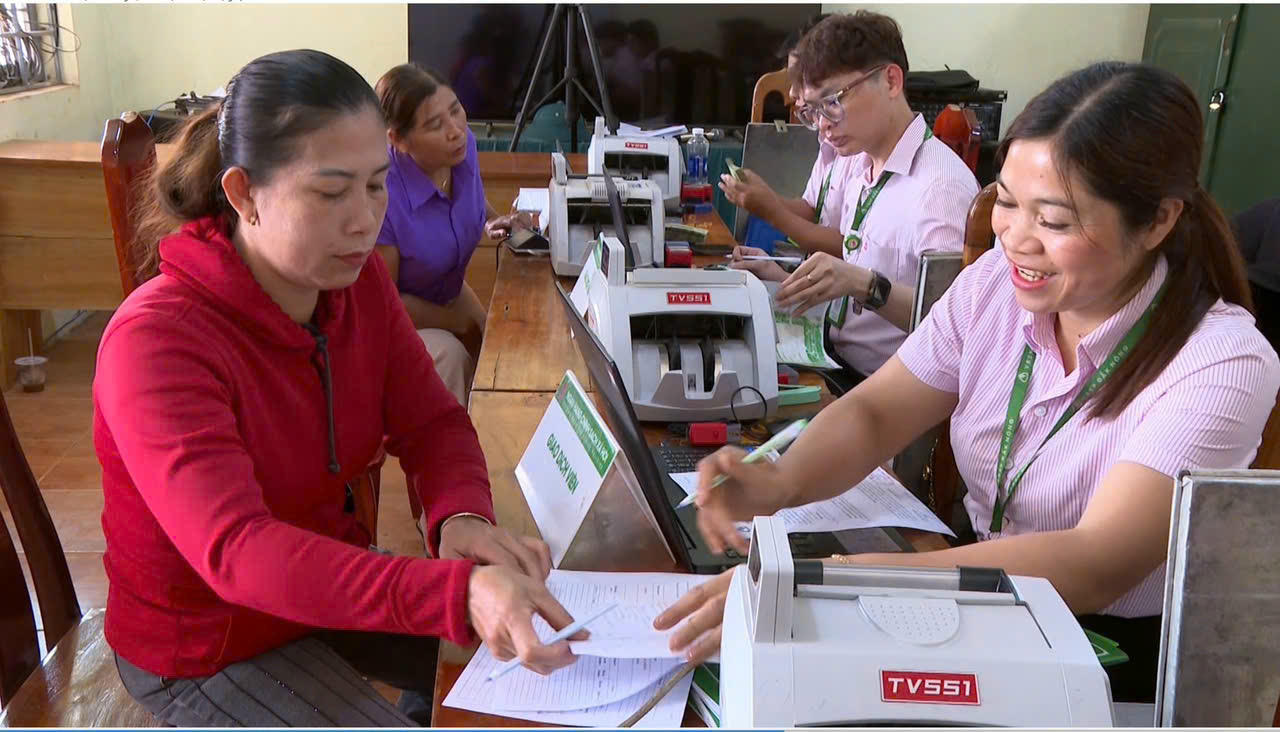 Các điểm giao dịch kháng trương cho vay vốn chính sách ngay sau sáp thực hiện mô hình chính quyền địa phương 2 cấp.
