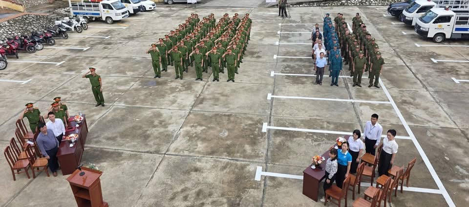 Tại phường Yên Bái, sáng 01/8, Công an phường Yên Bái long trọng tổ chức lễ ra quân cao điểm tấn công, trấn áp tội phạm, bảo đảm an ninh, trật tự, bảo vệ Đại hội Đảng các cấp tiến tới Đại hội đại biểu toàn quốc lần thứ XIV của Đảng và các hoạt động kỷ niệm ngày lễ lớn của đất nước và địa phương. 