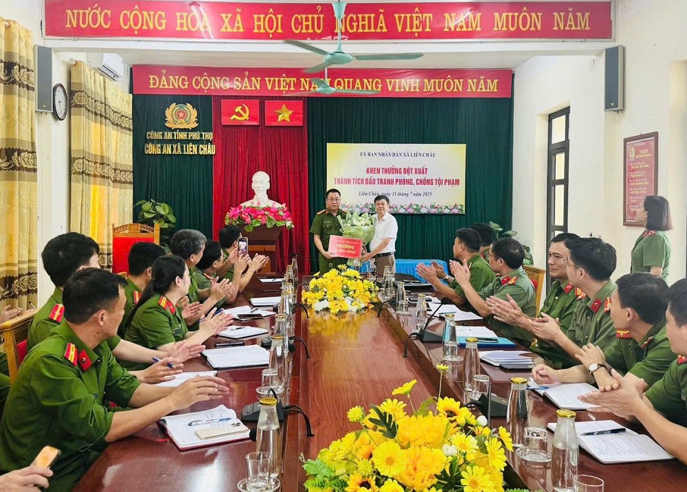 Lãnh đạo UBND xã Liên Châu trao thưởng đột xuất cho tập thể Công an xã Liên Châu.