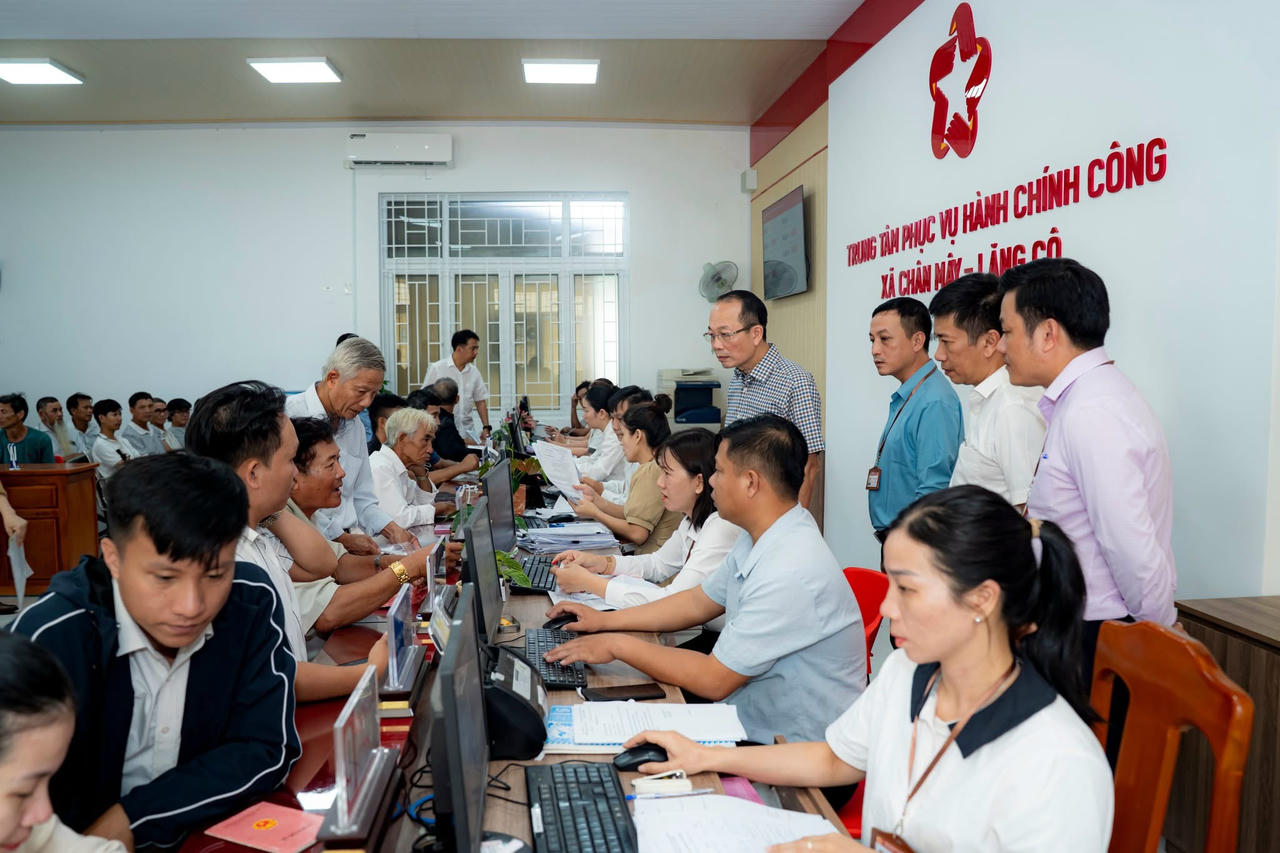 Phó Chủ tịch UBND thành phố Huế Phan Quý Phương kiểm tra hoạt động chính quyền hai cấp tại xã Chân Mây – Lăng Cô.