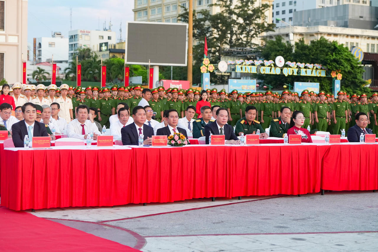 Các đại biểu tham dự Lễ chào cờ và ra quân cao điểm tấn công, trấn áp tội phạm sáng 01/8/2025 tại Khánh Hòa. (Ảnh: Văn Nhất)