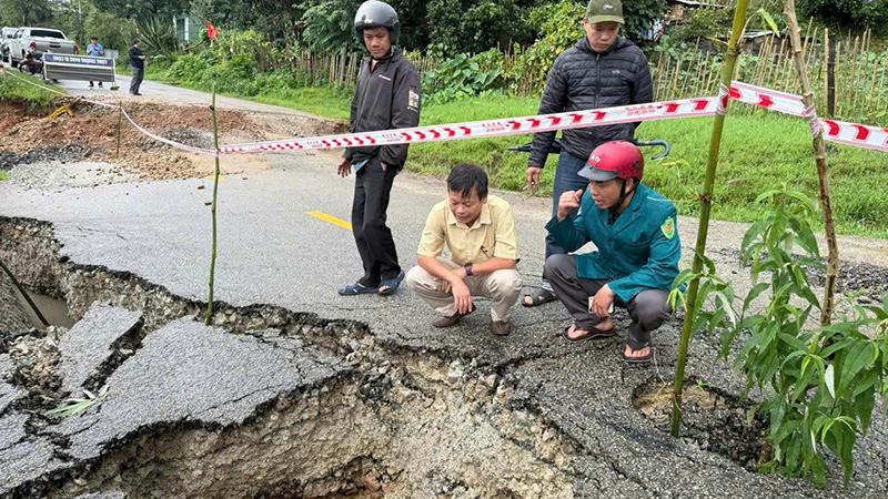 Sau mưa lớn, Quốc lộ 40B sụt lún nghiêm trọng 