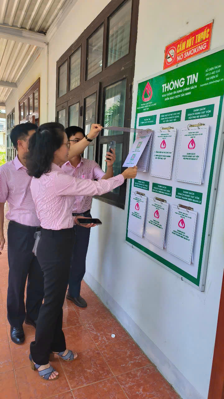 Quyền Giám đốc kiêm Bí thư chi bộ Đảng NHCSXH tỉnh Lâm Đồng Nguyễn Thị Ngọc Thu   kiểm tra hoạt động tại điểm giao dịch.
