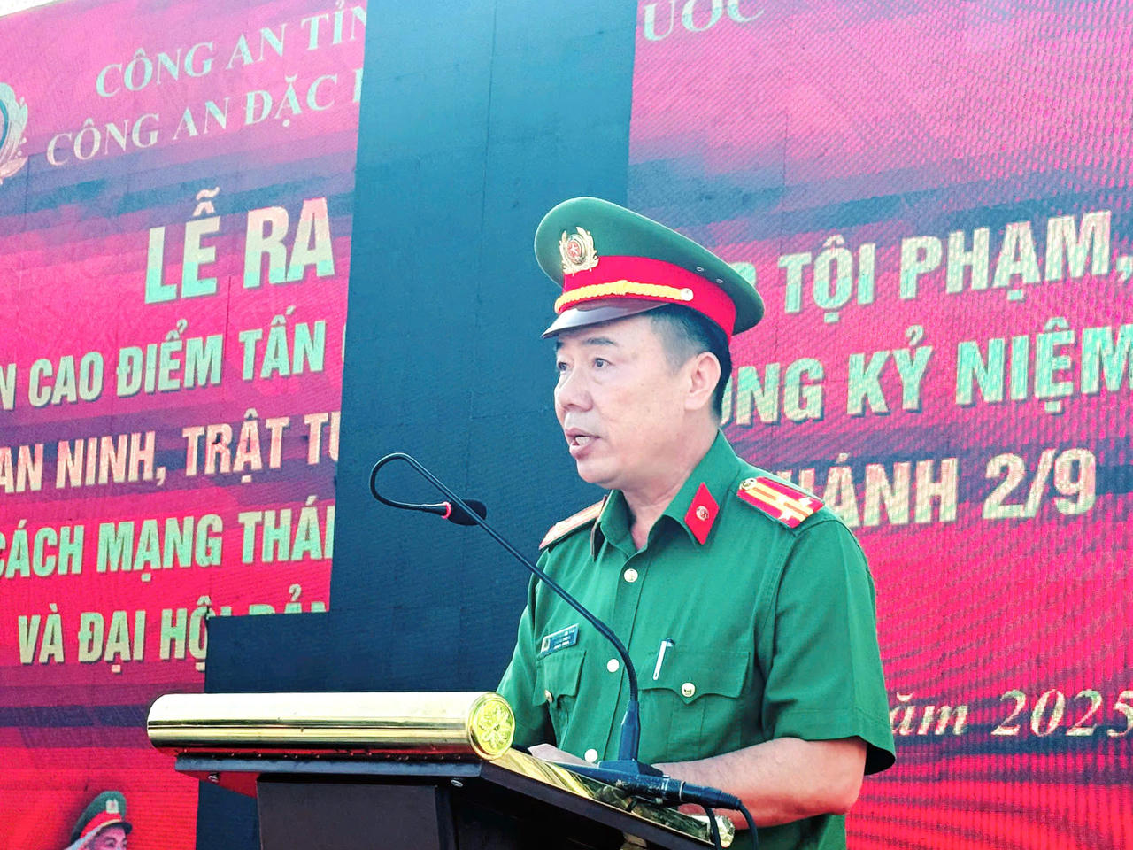 Thượng tá Mai Phương Nam – Trưởng Phòng Cảnh sát điều tra tội phạm về tham nhũng, kinh tế, buôn lậu, môi trường Công an tỉnh An Giang phát biểu tại lễ ra quân