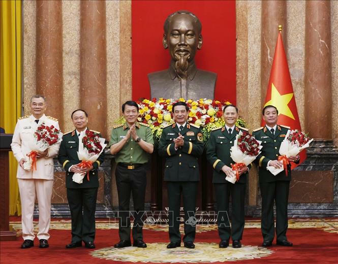 Đại tướng Phan Văn Giang, Ủy viên Bộ Chính trị, Phó Bí thư Quân ủy Trung ương, Bộ trưởng Bộ Quốc phòng và Đại tướng Lương Tam Quang, Ủy viên Bộ Chính trị, Bí thư Đảng uỷ Công an Trung ương, Bộ trưởng Bộ Công an chúc mừng các đồng chí được thăng quân hàm, cấp bậc hàm Thượng tướng. Ảnh: Lâm Khánh/TTXVN