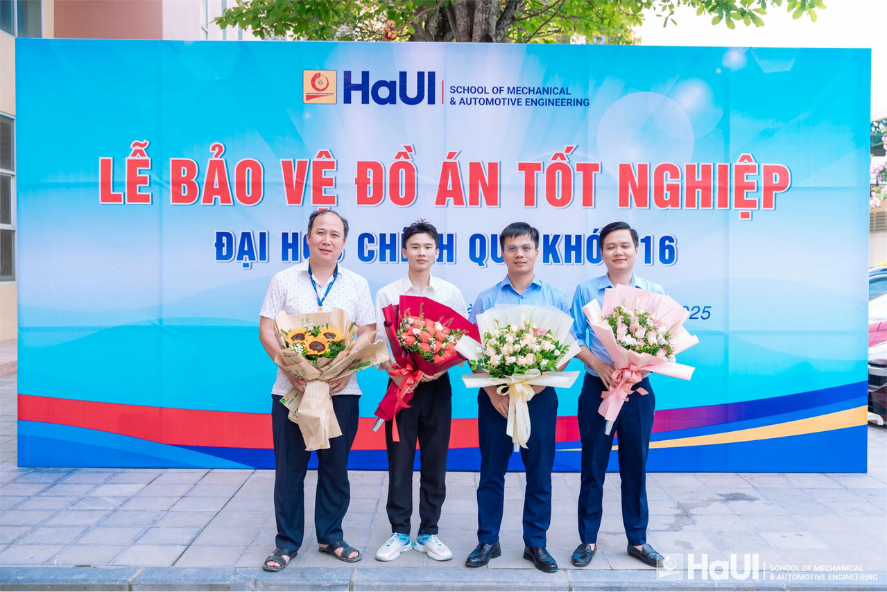 Nguyễn Phi Hoài Nam - sinh viên ngành Công nghệ kỹ thuật ô tô, Trường Cơ khí - Ô tô (thứ 2, từ trái sang) rạng rỡ cùng các thầy trong hội đồng bảo vệ đồ án tốt nghiệp ngành Công nghệ kỹ thuật Ô tô