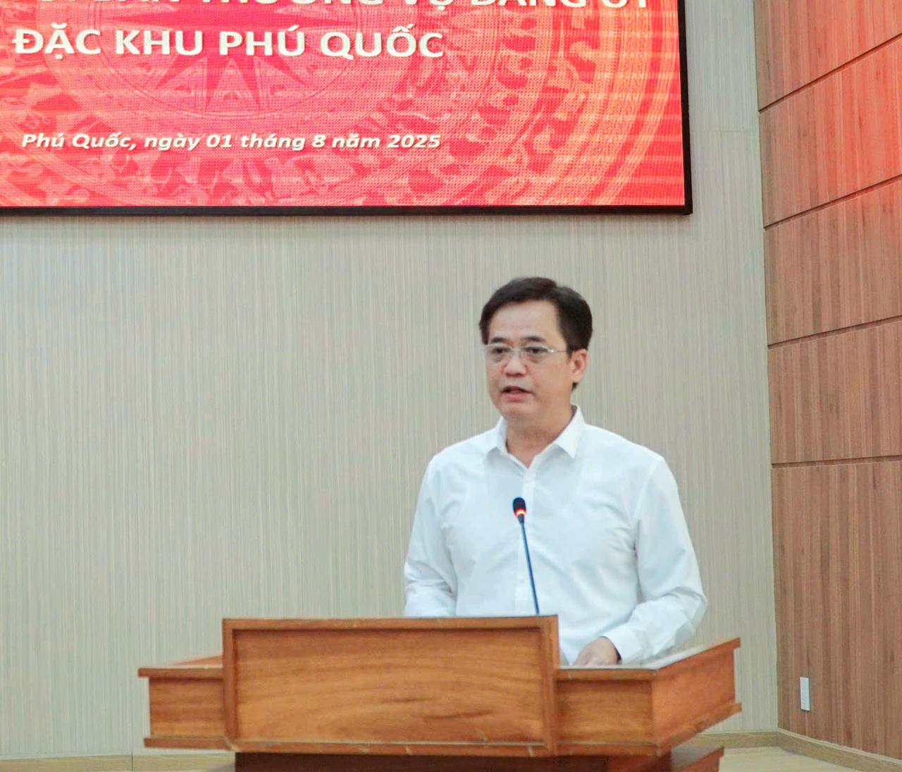 Ông Lê Quốc Anh - Bí thư Đảng ủy Đặc khu Phú Quốc phát biểu tại buổi làm việc.