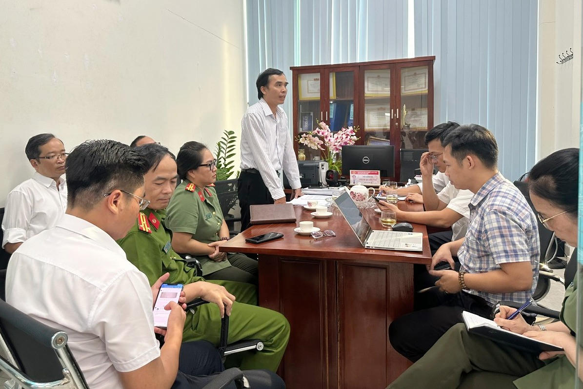 Giám đốc Sở Tư pháp TP Huế Nguyễn Văn Hưng (đứng nói) họp tổ triển khai cấp phiếu lý lịch tư pháp qua VNeID.