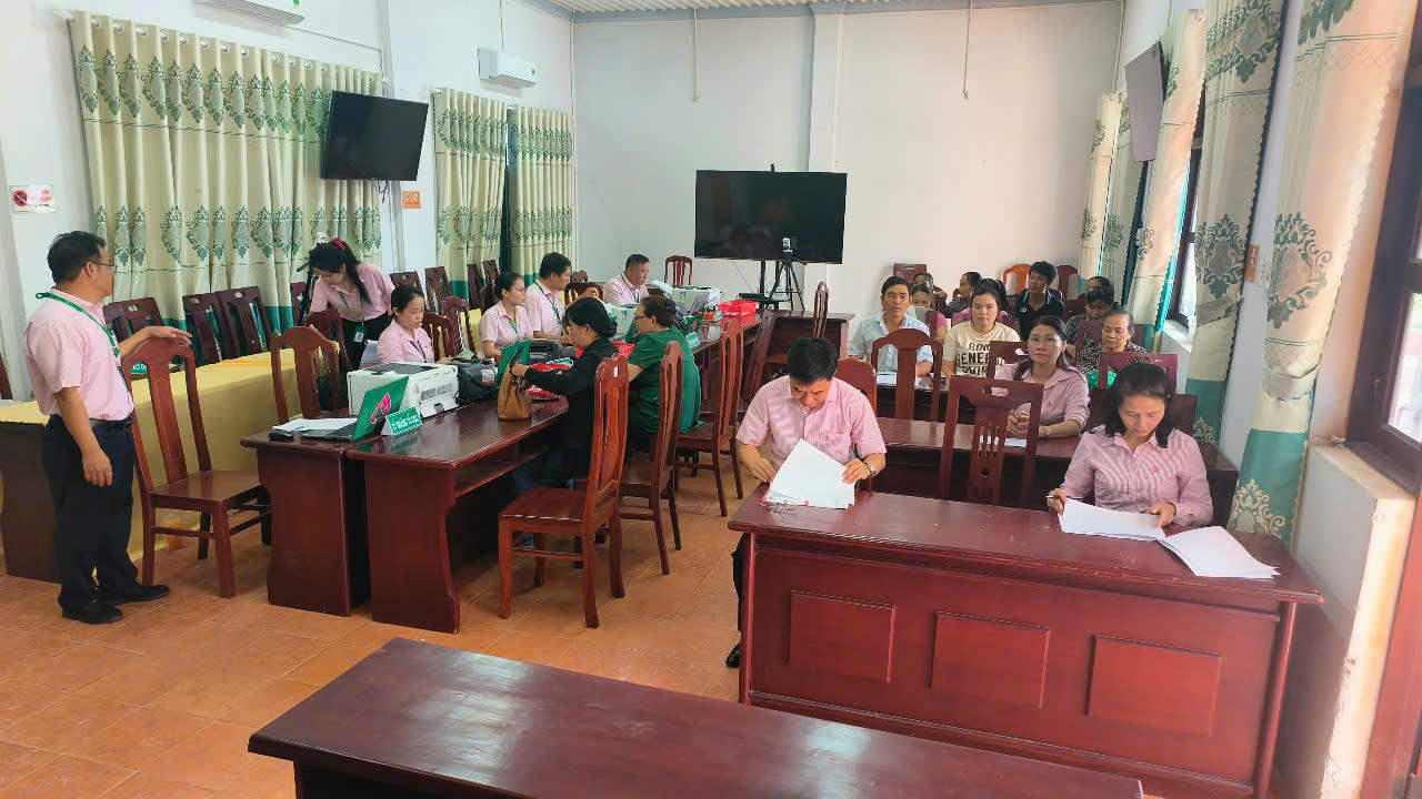 Các điểm giao dịch kháng trương cho vay vốn chính sách ngay sau sáp thực hiện mô hình chính quyền địa phương 2 cấp.