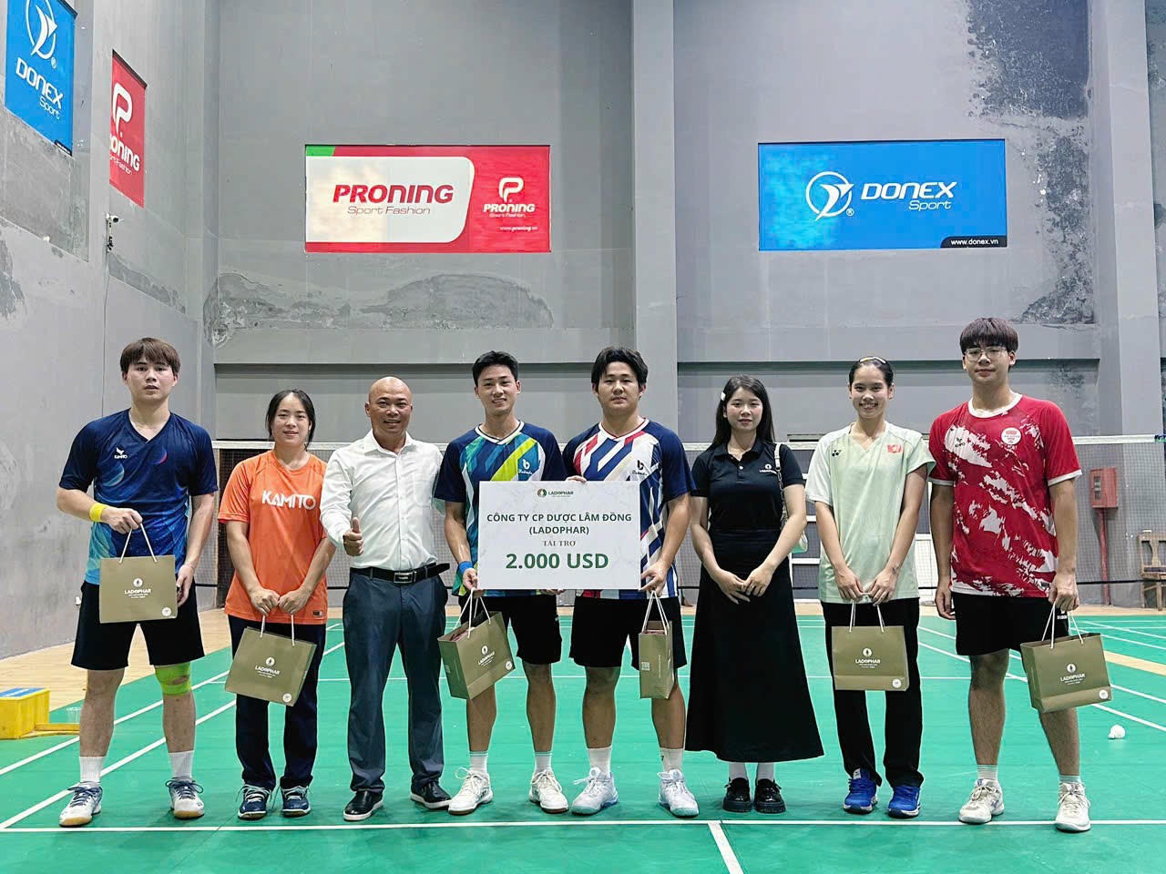 Hai VĐV trẻ nhận quà của mạnh thường quân.