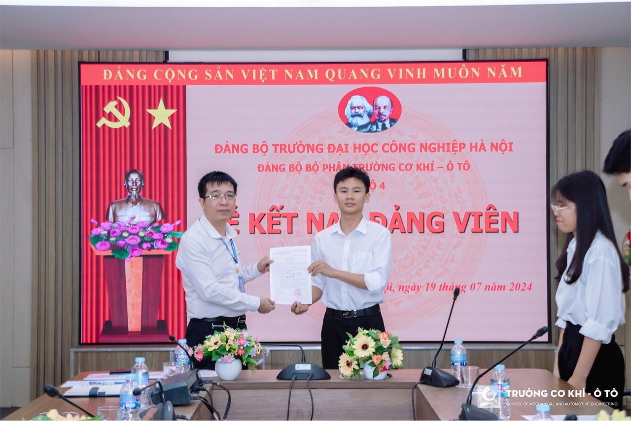 Nguyễn Phi Hoài Nam - chàng sinh viên ưu tú của Trường Cơ khí - Ô tô vinh dự đứng trong hàng ngũ của Đảng Cộng sản Việt Nam trong những năm tháng đại học đáng nhớ.