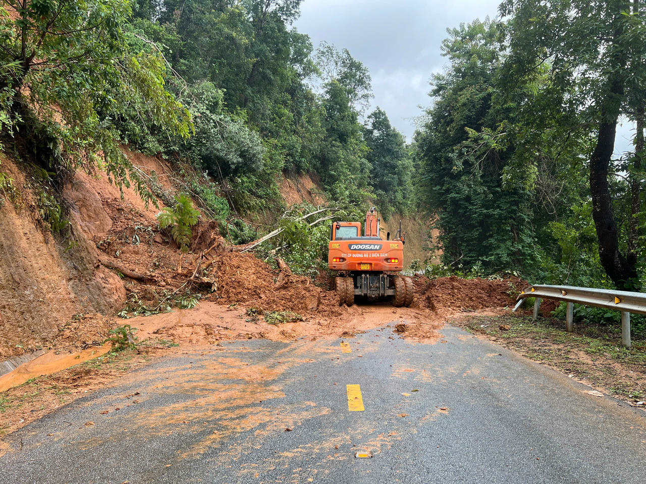 Mưa lũ gây sạt lở tại nhiều tuyến đường, nhiều địa phương bị cô lập hoàn toàn.