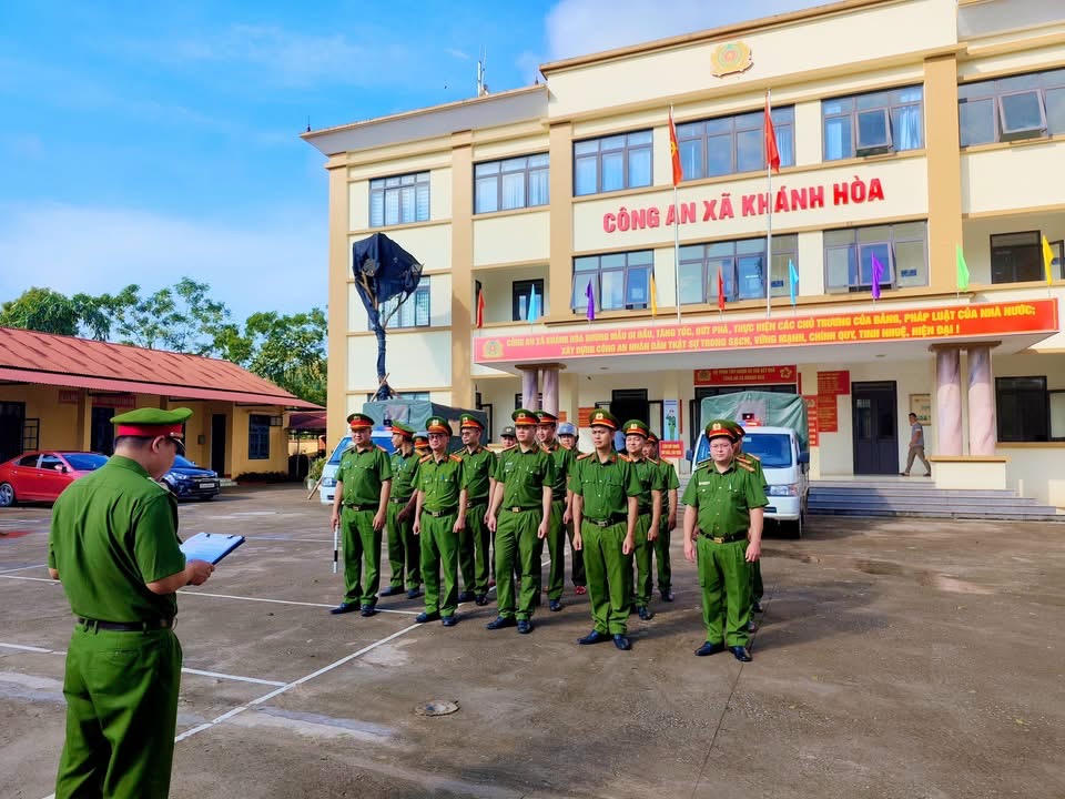 Tại xã Khánh Hòa, phát biểu tại lễ ra quân, lãnh đạo Công an xã khẳng định quyết tâm giữ vững an ninh chính trị, trật tự an toàn xã hội; kịp thời đấu tranh, xử lý nghiêm các hành vi vi phạm pháp luật, góp phần tạo môi trường bình yên – ổn định – phát triển cho Nhân dân.