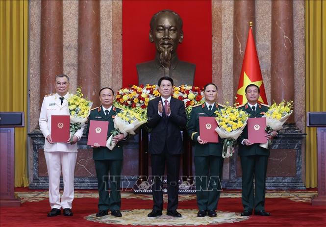 Chủ tịch nước Lương Cường trao Quyết định thăng cấp bậc hàm từ Trung tướng lên Thượng tướng đối với đồng chí Tô Ân Xô, Trợ lý Tổng Bí thư, Phụ trách Văn phòng Tổng Bí thư; thăng quân hàm từ Trung tướng lên Thượng tướng đối với các đồng chí: Thái Đại Ngọc, Ủy viên Trung ương Đảng, Ủy viên Quân ủy Trung ương, Phó Tổng Tham mưu trưởng Quân đội nhân dân Việt Nam; Phạm Trường Sơn, Phó Tổng Tham mưu trưởng Quân đội nhân dân Việt Nam; Trương Thiên Tô, Phó Chủ nhiệm Tổng cục Chính trị Quân đội nhân dân Việt Nam. Ảnh: Lâm Khánh/TTXVN