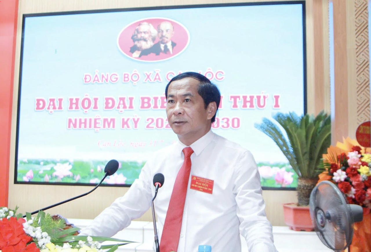 Ông Võ Xuân Linh - Bí thư Đảng ủy, Chủ tịch HĐND xã trình bày dự thảo báo cáo chính trị. (Ảnh: PV)