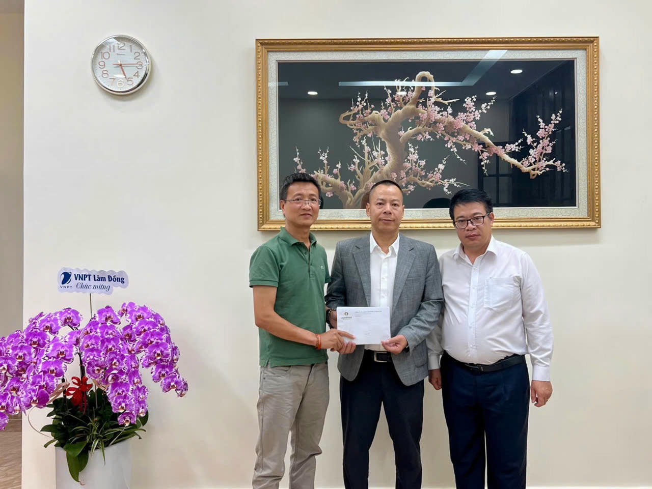 Ông Nguyễn Ngọc Phúc - Phó Chủ tịch UBND tỉnh Lâm Đồng (ngoài cùng bên phải) và mạnh thường quân Lê Tiến Thịnh tặng quà động viên 2 VĐV trẻ cho huấn luyện viên Lê Trí Dũng