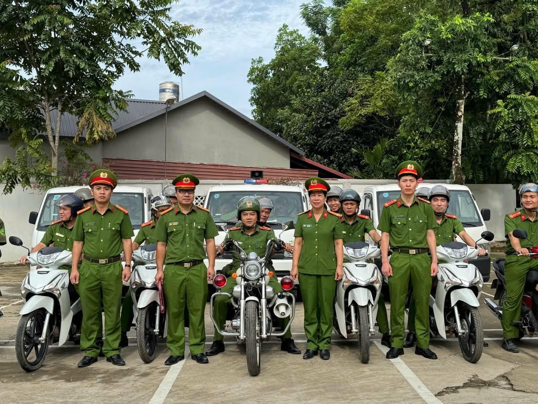 Ngay sau Lễ ra quân, Công an phường Văn Phú đã triển khai lực lượng tổ chức diễu hành, biểu dương lực lượng trên các tuyến đường, địa bàn trọng điểm trên địa bàn phường Văn Phú; đồng loạt ra quân tuần tra, kiểm soát, xử lý các hành vi vi phạm pháp luật. 