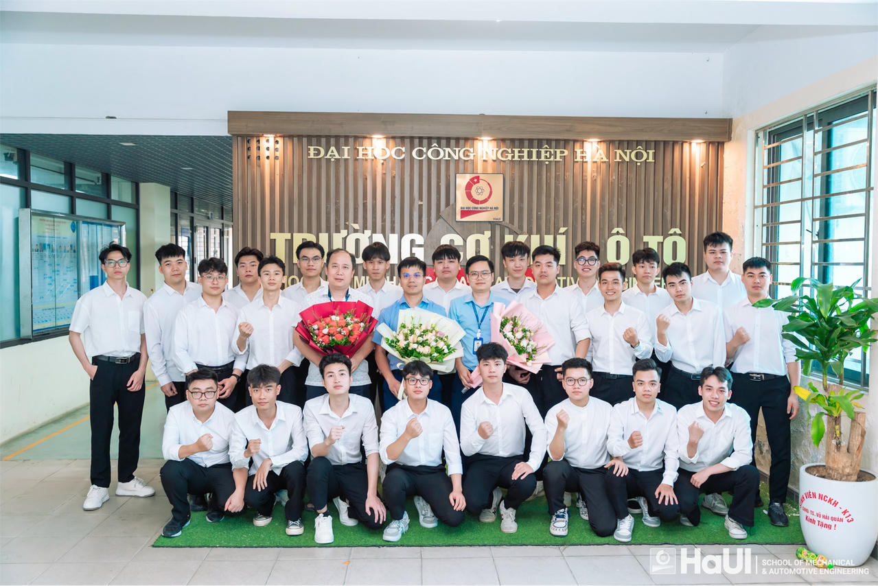 Hoài Nam (đứng thứ 2, hàng 2, từ trái sang) chụp ảnh cùng thầy cô và các bạn Trường Cơ khí - Ô tô, HaUI trong đợt bảo vệ đồ án tốt nghiệp