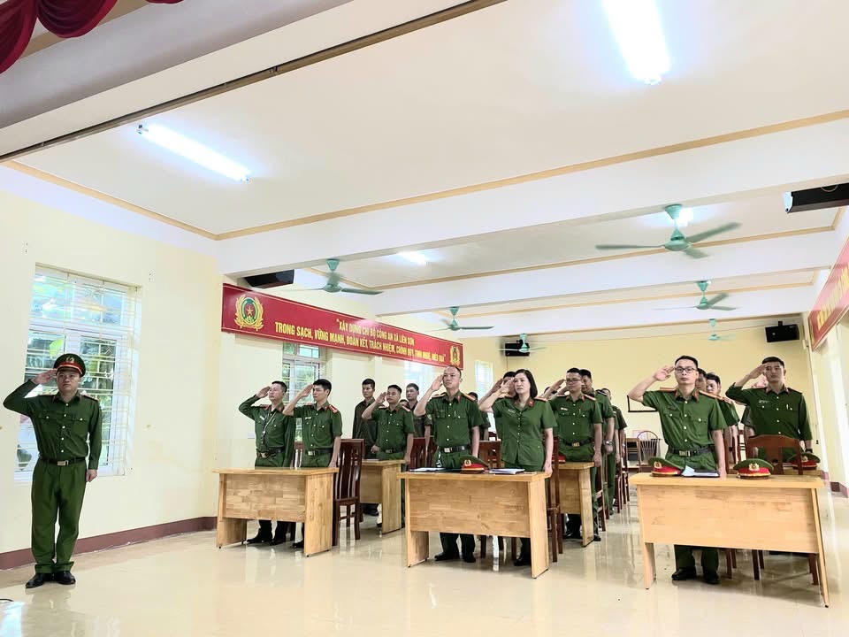 Bên cạnh đó, Công an xã tiếp tục tăng cường triển khai các biện pháp công tác để phòng ngừa, đấu tranh, trấn áp quyết liệt các loại tội phạm, vi phạm pháp luật, nhất là các loại tội phạm hình sự, kinh tế, ma túy, môi trường, công nghệ cao; quản lý chặt chẽ các đối tượng trong diện quản lý; đấu tranh, triệt xóa tụ điểm phức tạp về ma túy; tăng cường công tác quản lý, vận động thu hồi vũ khí, vật liệu nổ, công cụ hỗ trợ...