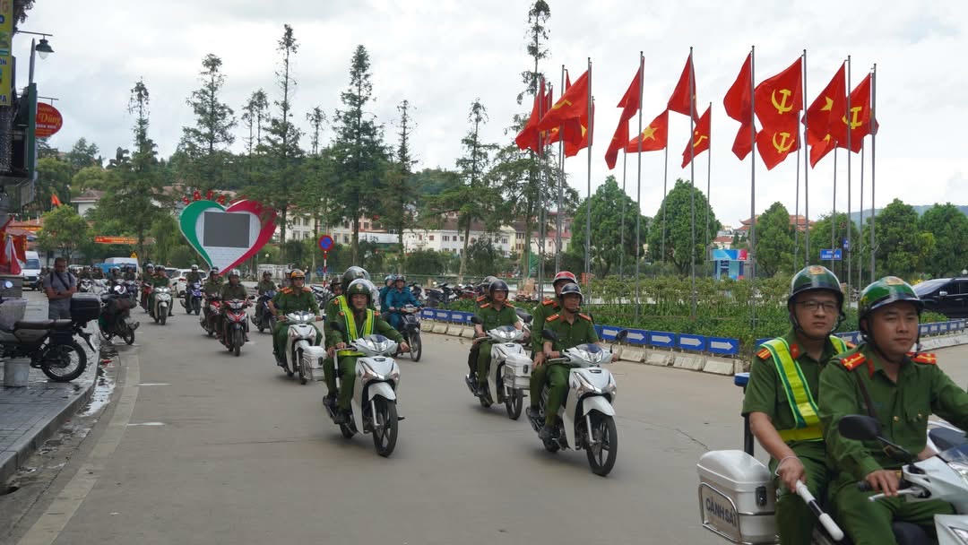 Tại phường Sa Pa, chiều 31/7, UBND phường Sa Pa tổ chức ra quân Mở đợt cao điểm tấn công, trấn áp tội phạm đảm bảo an ninh trật tự, bảo vệ Đại hội Đảng các cấp, tiến tới đại hội đại biểu toàn quốc lần thứ XIV của Đảng và hoạt động kỷ niệm, ngày lễ lớn của đất nước.