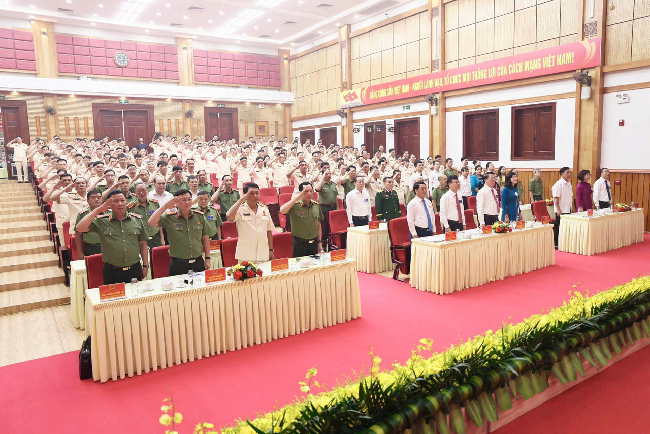 Các đại biểu thực hiện nghi thức chào cờ tại Đại hội