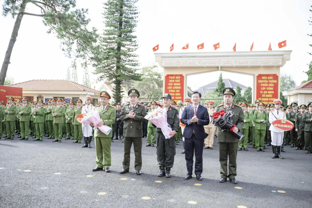 Chủ tịch UBND tỉnh Lâm Đồng Hồ Văn Mười và Thiếu tướng Trương Minh Đương tặng hoa cho đại diện đơn vị và cán bộ chiến sĩ về cơ sở. Ảnh Công an tỉnh Lâm Đồng.