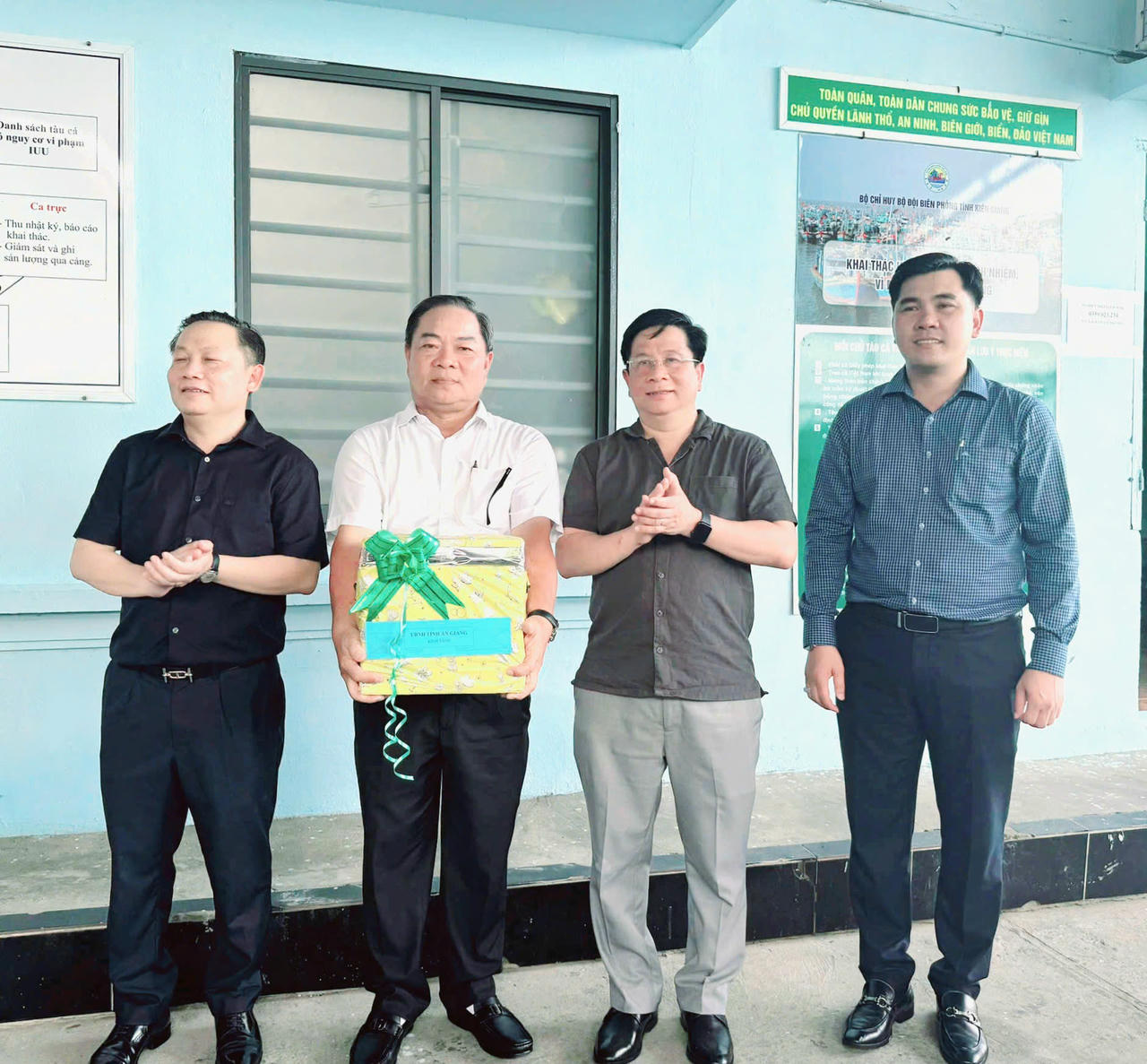Ông Hồ Văn Mừng, Chủ tịch UBND tỉnh An Giang trao tặng quà động viên các đơn vị lực lượng vũ trang đang làm nhiệm vụ tại đặc khu Phú Quốc