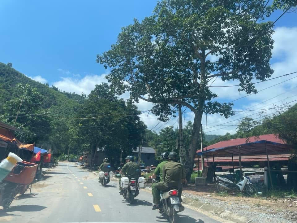 Ngay sau lễ phát động, lực lượng Công an xã Cốc Lầu phối hợp lực lượng an ninh cơ sở tổ chức ra quân tuần tra, kiểm soát, thể hiện quyết tâm cao nhất trong thực hiện nhiệm vụ.