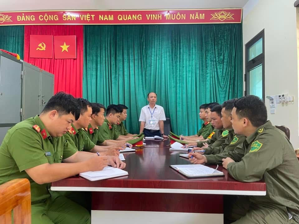 Phát biểu chỉ đạo tại buổi lễ, ông Đặng Văn Chinh – Phó Chủ tịch UBND xã ghi nhận, biểu dương tinh thần quyết tâm, nỗ lực của lực lượng Công an xã và an ninh cơ sở trong thời gian qua. 
