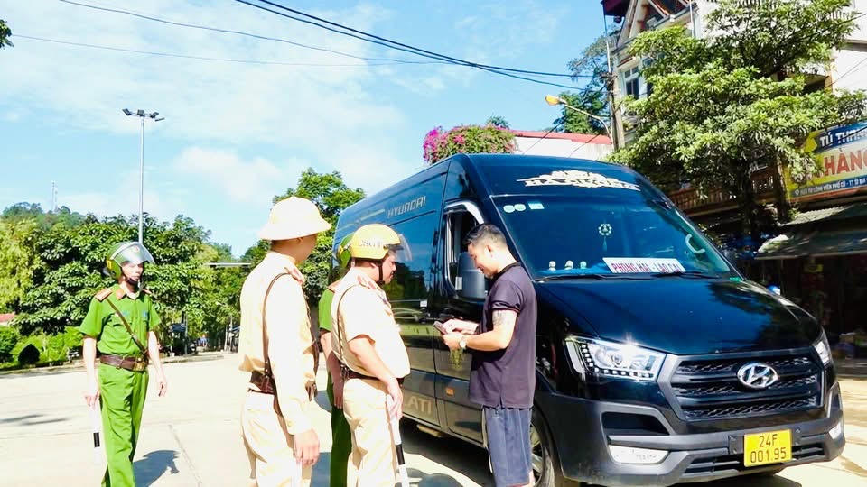 Đồng thời tổ chức diễu hành, triển khai được một số nội dung như: Phát tờ rơi Tuyên truyền, hướng dẫn kiến thức, kỹ năng về PCCC; tuần tra bảo đảm trật tự công cộng, phối hợp với lực lượng CSGT tuyên truyền, tuần tra về bảo đảm an toàn giao thông đường bộ tại trung tâm xã. 